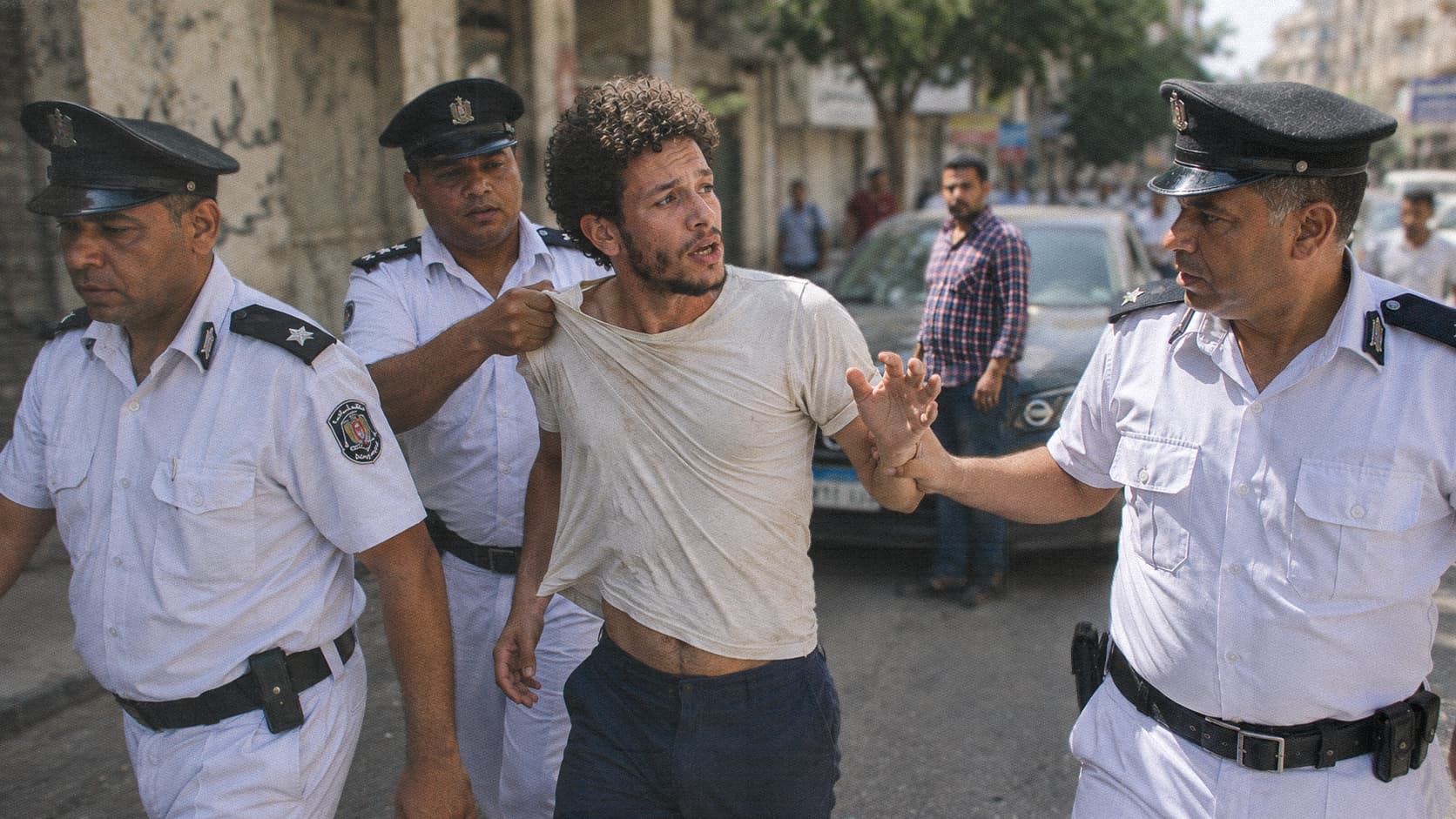صورة مصري يقسم للنيابة أنه مجرد أحمد الذي لم يسدد فاتورة هاتفه منذ شهرين وليس أحمد المتهم بالاتجار بالبشر