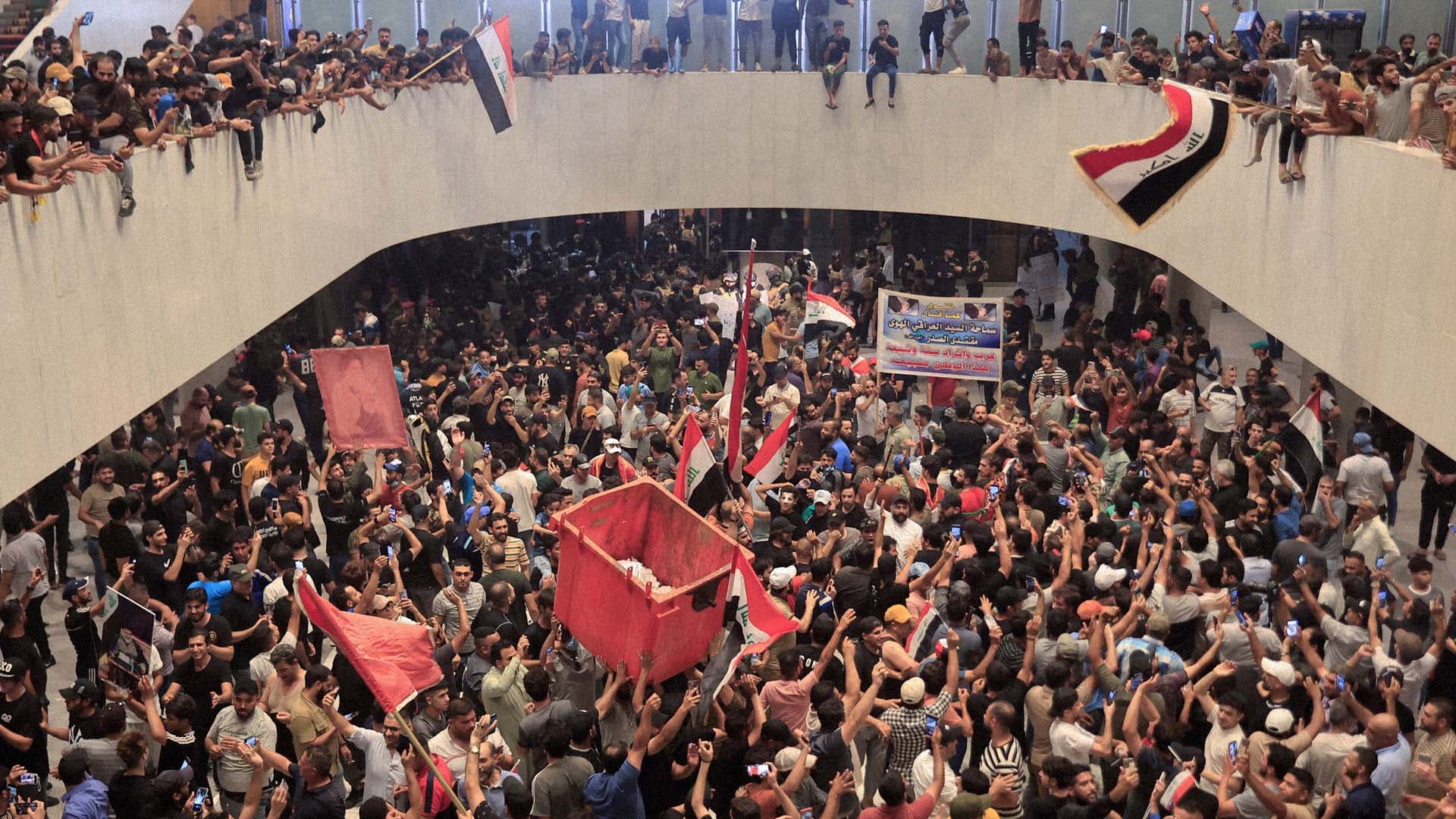 صورة الصدر والمالكي يؤكدان تمسكهما بالأطر القانونية والديمقراطية في سحق بعضهما