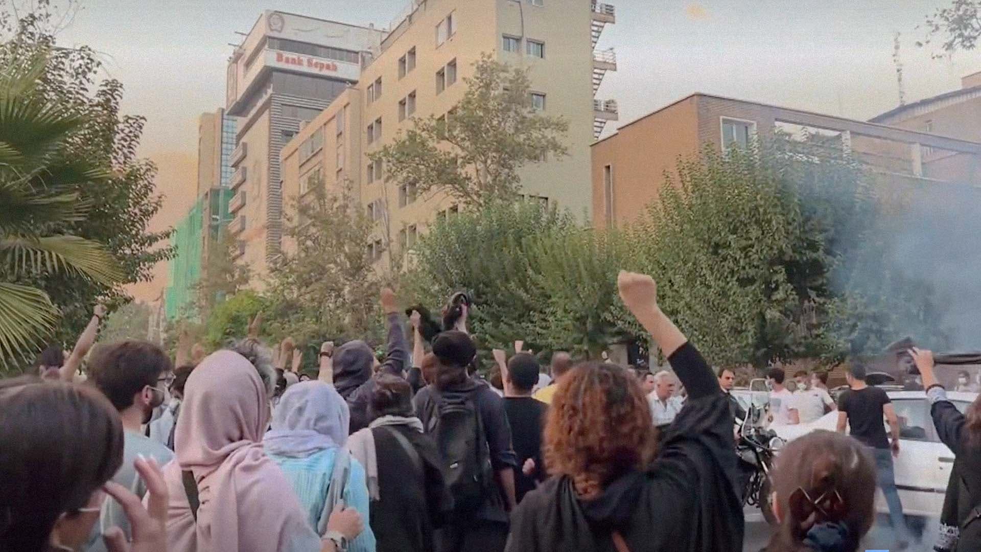 صورة شاب يبتهج بخروج مظاهرات ضد النظام الإيراني الشيعي المجوسي قبل إصابته بخيبة أمل لأن قائداتها نساء سافرات فاسقات