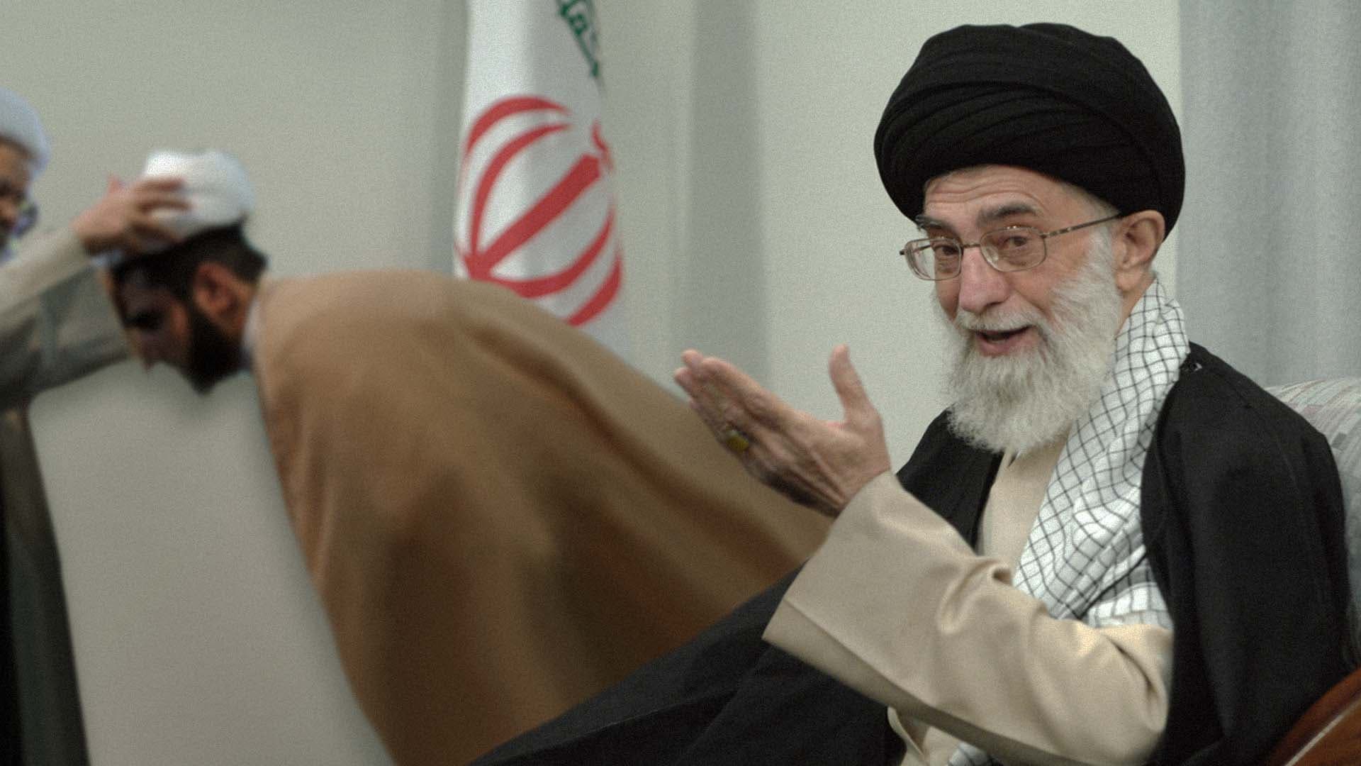 صورة خامنئي: القماش على الرأس فرض كفاية إذا وضعه رجال السلطة سقط عن النساء