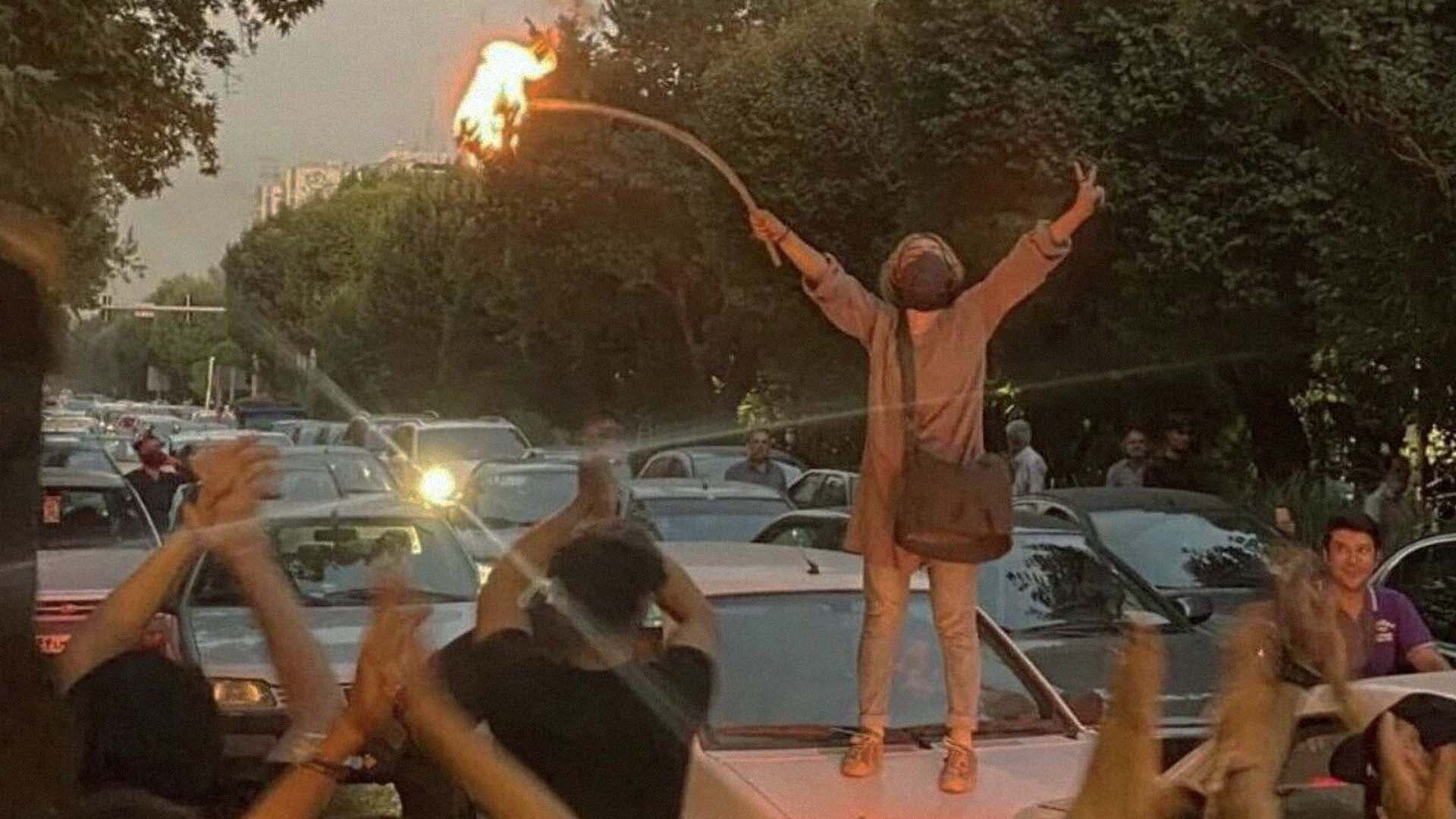 صورة النظام الإيراني يفكر بالسماح للنساء بخلع الحجاب كي لا يستمروا بخلعه رغماً عنه